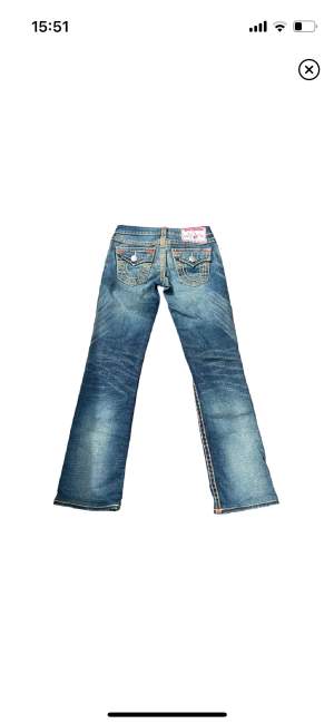 Säljer ett par true religion jeans då dem tyvärr är försmå för mig💕 vid intresse eller frågor om t.ex. mått så kontakta mig!💗