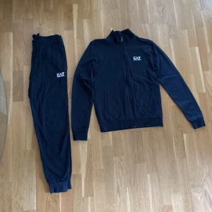 EA7 EMPORIO ARMANI dress  - EA7 EMPORIO ARMANI dress, svart/mörkblå byxa och tröja storlek S.  Den är som ny använd 1 gång.  