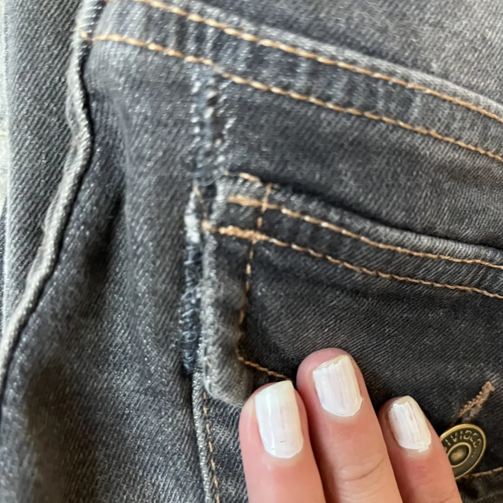 Säljer dessa fina bruna jeans från hm. Byxorna har ett ihopsytt hål vid fickorna (kolla bild 3). Det ihopsydda hålet ser man Inte mycket då de smälter in med byxorna. Policy för köp finns längst ner i mitt flöde 🤍. Jeans & Byxor.
