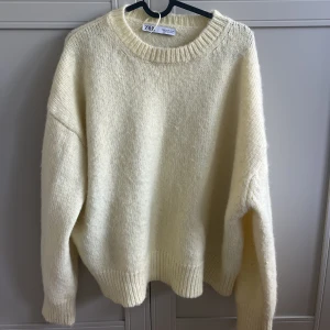 Stickad tröja - Stickad tröja från Zara i bra skick💛