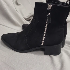 Boots - Bra skick! Se revan! Fr0n HM. Stl. 39.