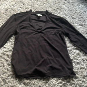 Långärmad tröja - Långärmad tröja med v ringning och choker 