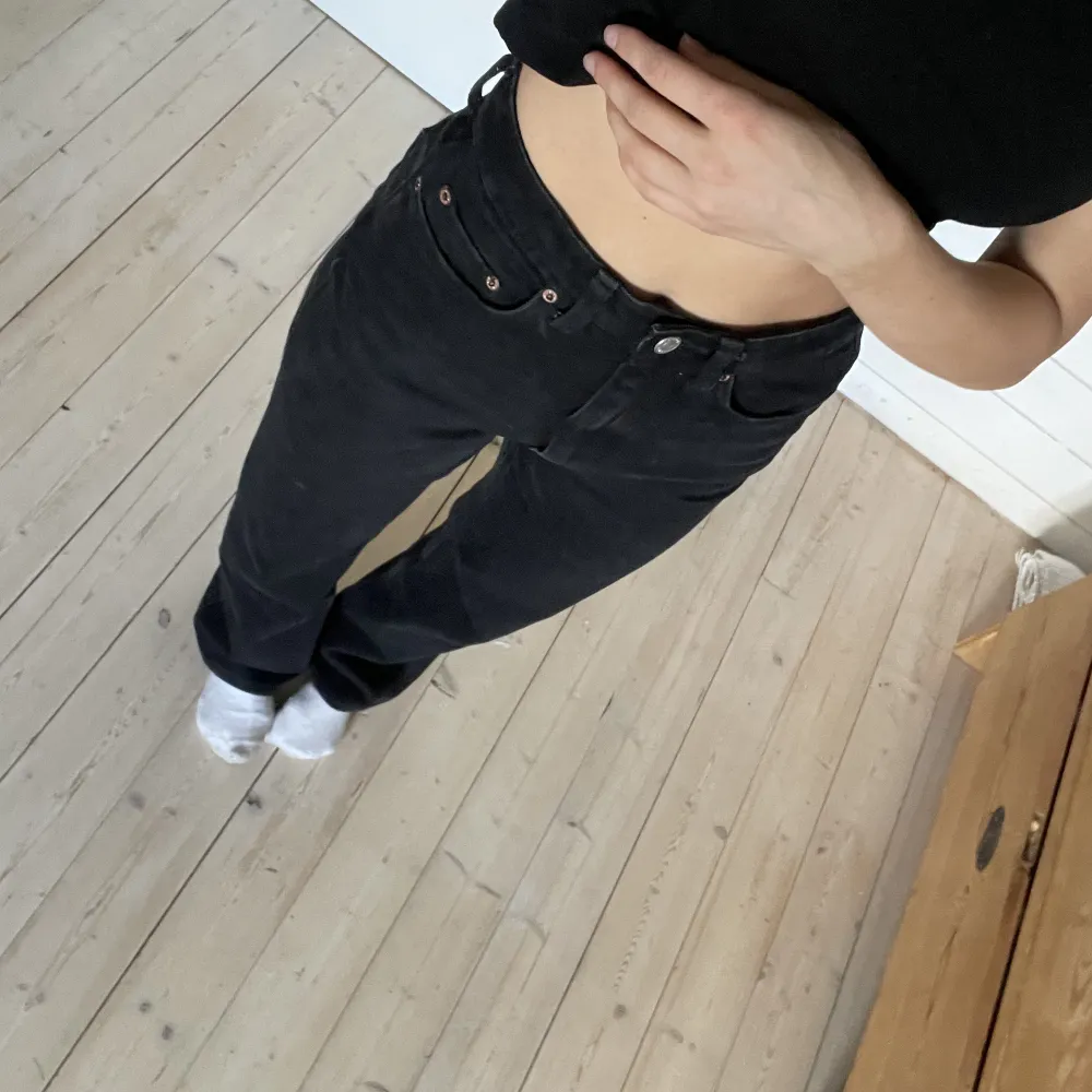 Svarta högmidjade jeans från weekday i storleken 25/30 🖤 Sjukt fin passform men tyvärr lite stora för mig. Pris kan diskuteras. Jeans & Byxor.