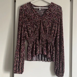 Blus med mönster  - Blus med mönster - passar S-M  Väldigt skönt material. Formar midja och höfter jätte fint. 