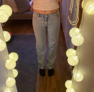 Jeans - Säljer dessa blåa jeansen från Monki då de är lite småa på mig. Dom är i storlek 26 och är använda ett fåtal gånger.  Orginalpris 400  kr (köparen står för frakt)