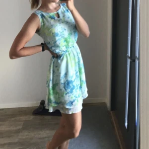 Klänning  - Blå och grön blommig klänning mid thigh length  