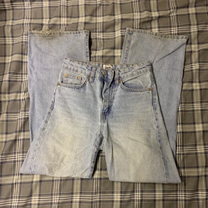 Ljusblåa jeans - Högmidjage ljusblåa jeans från lager 157. Inga problem med dem förutom änden av byxorna (kan se mer på sista bilden) då jag var ca 159 när jag hade dem och då släppa dem i marken. Köparen står för frakt !!
