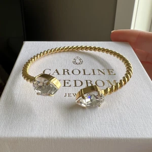 Caroline Svedbom armband - Caroline Svedbom armband i guld. Armbandet är i väldigt fint och bra skick men vill sälja det nu eftersom jag vill köpa en annan färg💕💕 Köparen står för frakten