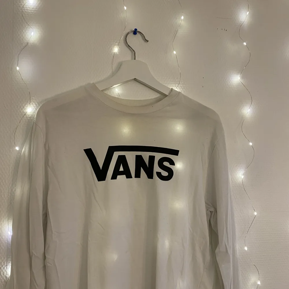 Säljer en vans sweatshirt i använt skick✨ Barnstorlek XL 14+ Passar mig som vanligtvis har S/M 50kr + frakt (kan diskuteras). Toppar.