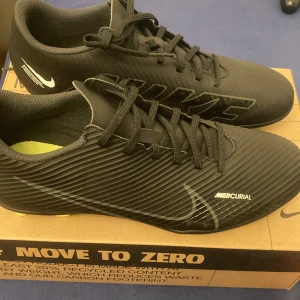 Fotbollskor - Dom är helt oanvända. Jag säljer dom för att dom inte passar mig 