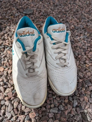 Vintage (70's!!,) Adidas skor med storlek 39 + 1/3 - Fantastiskt fräna skor från 70talet.  Skorna är för inomhusbruk. Fint skick. Mjuk och väldigt lätt 