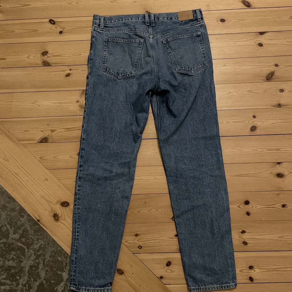 Knappt använda Weekday jeans i modellen Barrel.   Storlek: 32W 34L. Jeans & Byxor.