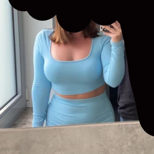 ljusblått sett - ett ljusblått sett från shein, en långärmad topp + en knälång kjol🩵🩵🩵