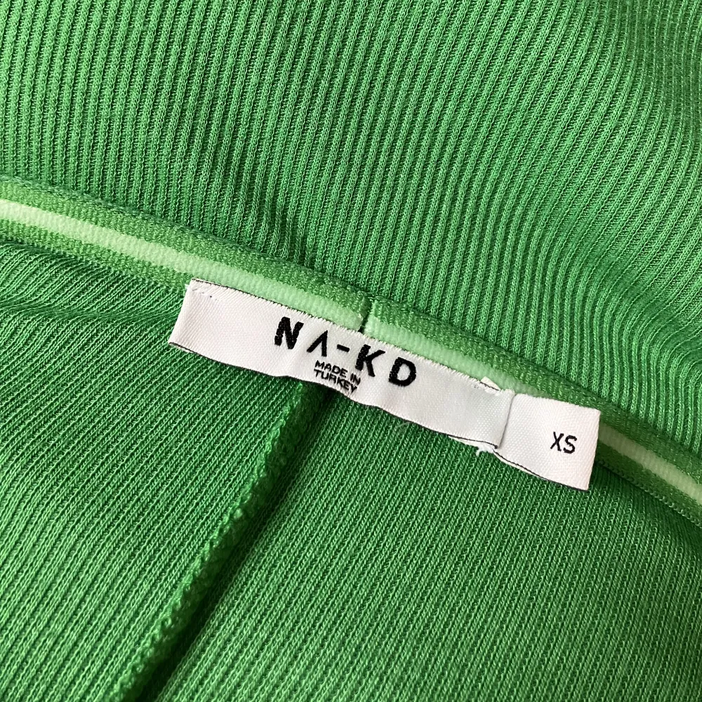 Superfin grön långklänning från NA-KD! Endast använd en gång så mycket bra skick! Är storlek xs men är mer som en s skulle jag säga. . Klänningar.