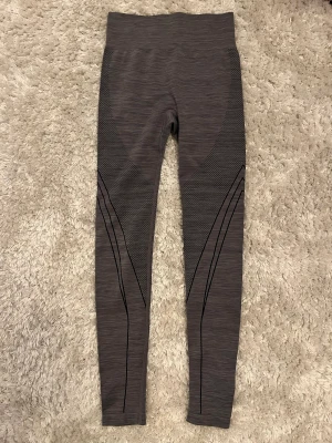 Träningstights från Soc  - Superfina gråa träningsthights från Soc! I fint skick! Skriv i DM för fler bilder! 