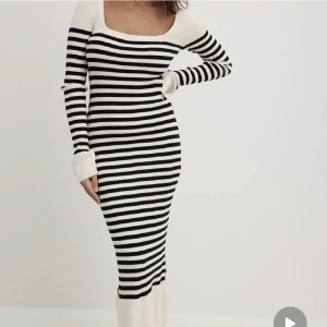 Klänning Nakd  - Supersnygg klänning från NA-KD. Sitter väldigt bekvämt men säljer då jag inte tycker att jag passar i den. Mycket bra skick. Storlek S💕