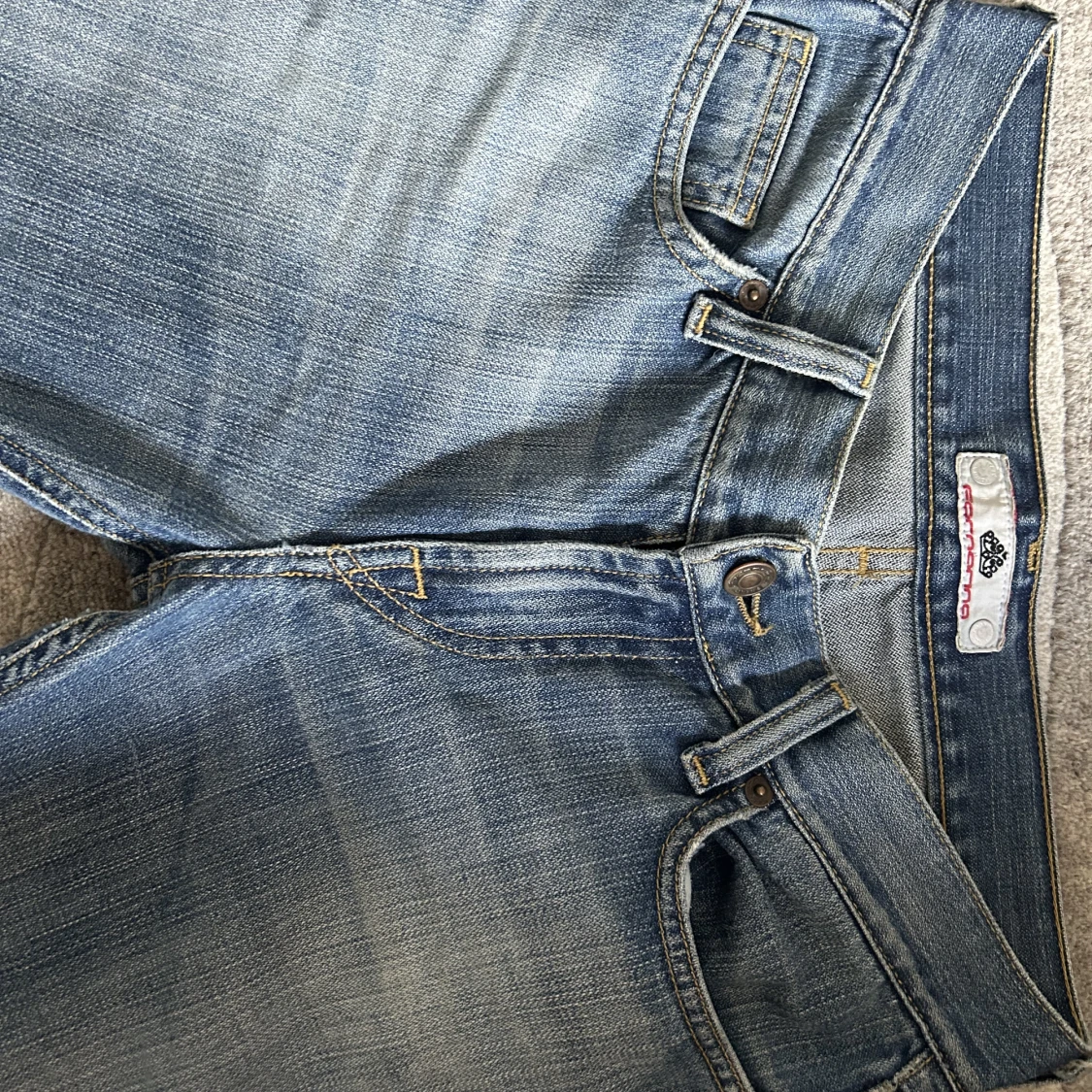 lågmidjade blåa jeans  - 90