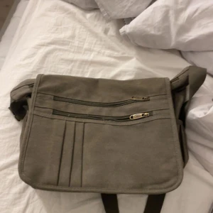 Axelarmsväska  - Säljer denna väska