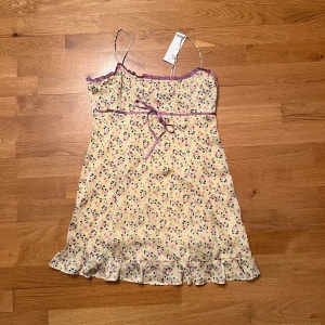 klänning från urban outfitters - jättefin klänning från urban outfitters. aldrig använd!