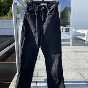Mörka jeans från NAKD - Jeans från nakd i rak modell. Fina till allt, använda ett par gånger. 💝