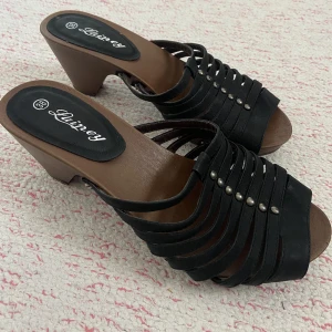 Klackskor  - Sparsamt använda klackskor. 7,5cm höga. Ena bandet lagat en gång. Se bild