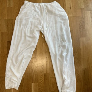 Linnebyxor gina - Fina linnebyxor från Gina tricot. Säljer då de är lite för korta för mig som är 175. Skulle säga att de passar någon mellan 160-170 kanske. ❤️ köpta för 400
