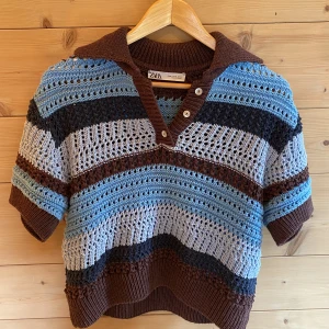Stickad tröja - En mönstrad stickad kortarmad tröja i storlek XL men är liten i storleken och passar bra på mig som brukar bära M. Tröjan är från zara och jag säljer den för 200 kronor, priset kan dock diskuteras✌️🔥