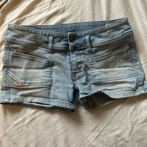 Lågmidjade jeans shorts - Lågmidjade jeansshorts från diesel 