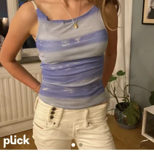 Unik topp🪐 - Säljer den urbana topp med strassdetaljer! Så unik & cool då man kan ha den lite som man vill 🤍