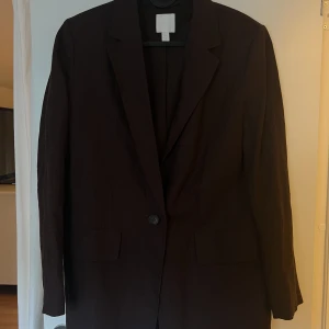 Linne kavaj från H&M - Säljer en brun linne kavaj från H&M i stl XS. Använd 2-3 gånger så i fint skick. 