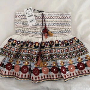 Zara kjol  - Undrar om nån är intresserad för tänkte sälja denna kjol för att det ör inte min stil längre om många ör intresserade kommer jag starta budgivning men priset just nu är 350kr  skriv gärna om du är intresserad (lite lösa trådar men går att fixa) 