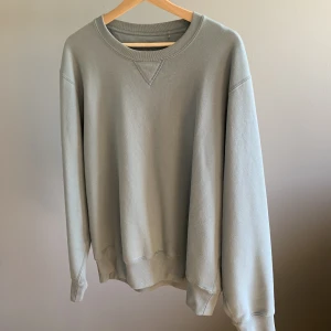Uniqlo Crewneck - Säljer en crewneck från Uniqlo i härlig baby blue. Tyvärr uppfattas färgen dåligt på bilderna. Lite oversized och mycket fint skick!