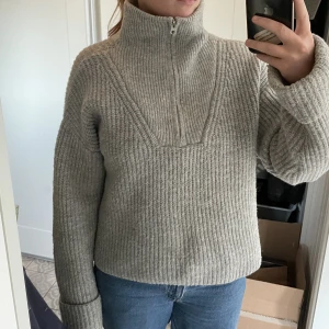 Grå stickad tröja med dragkedja  - Grå stickad tröja med dragkedja från ginatricot. 