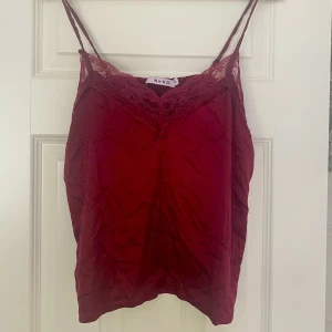 Vacker vinröd topp  - Säljer denna festliga topp i vinrött, stort behov av en steam 😅
