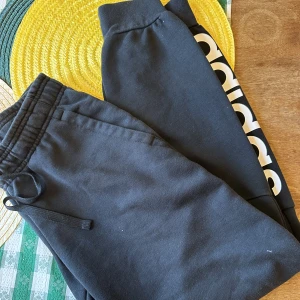 Adidas byxor  - Som ny 