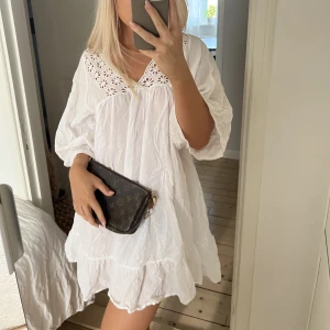Vit sommarklänning - Säljer denna superfina sommarklänning som bara är använd ett par gånger.🤍Storlek L men på mig som är en S sitter den som på bilderna, passar från xs-m skulle jag säga! 