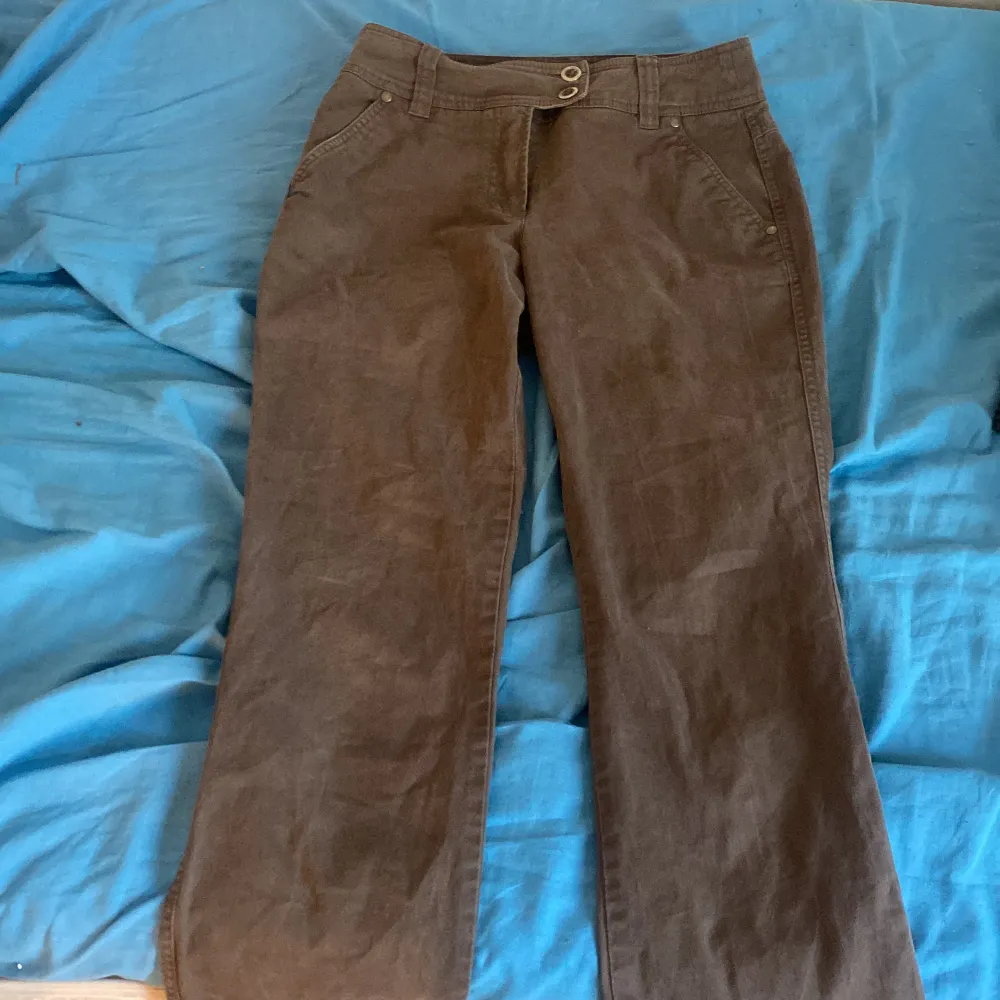 Söta och enkla lo waist jeans med en perfekt brun färg🤎 skriv om ni har frågor!. Jeans & Byxor.