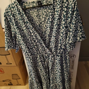 Grön blommig klänning  - Använd några gånger i bra skick