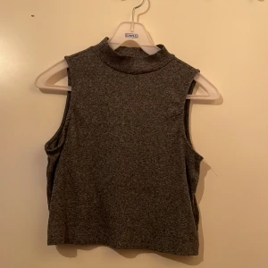 Grått linne - Grått linne med krage från H&M. Sparsamt använd. Storlek M.