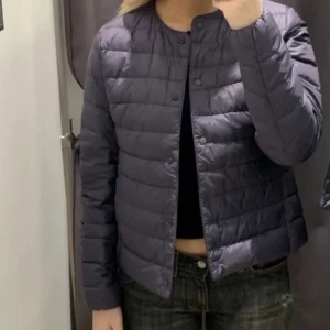 Uniqlo jacka - Så trendig och snygg uniqlo jacka i den grå färgen⚡️⚡️ super bra skick, storlek S💗 perfekt till hösten!
