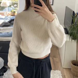 Stickad zara tröja  - Stickad tröja från zara. Den är typ krämvit
