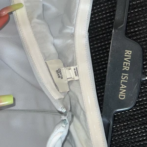 Jumpsuit  - Ljusblå strapless jumpsuit från River Island använt 1 gång så gott som nytt 