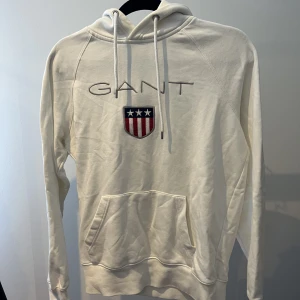Gant hoodie - Vit hoodie från gant Använd i bra skick  Nypris 799kr Skick 7/10
