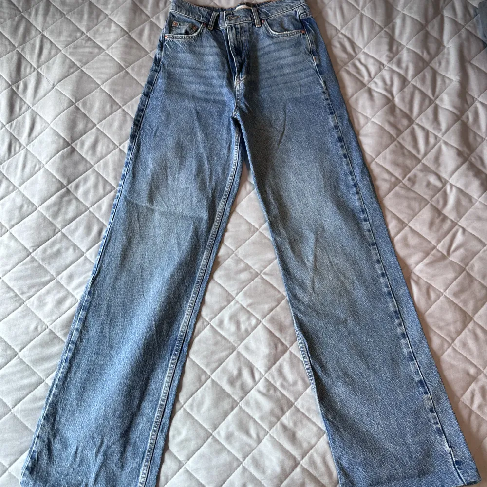 Blåa jeans från Gina i storlek 34. Väldigt fina och endast använda ett fåtal gånger. . Jeans & Byxor.
