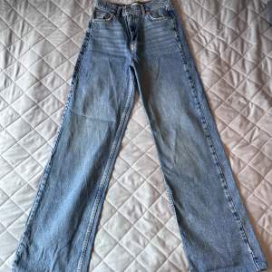 Blåa jeans från Gina i storlek 34. Väldigt fina och endast använda ett fåtal gånger. 