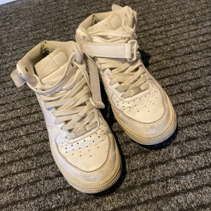 Nike Airforce 1 mid - Säljer mina Airforce då jag inte använder dem längre. Väl använda och i okej skick. Dem har slitage i hälarna annars är dem som dem ska. Pris kan diskuteras.