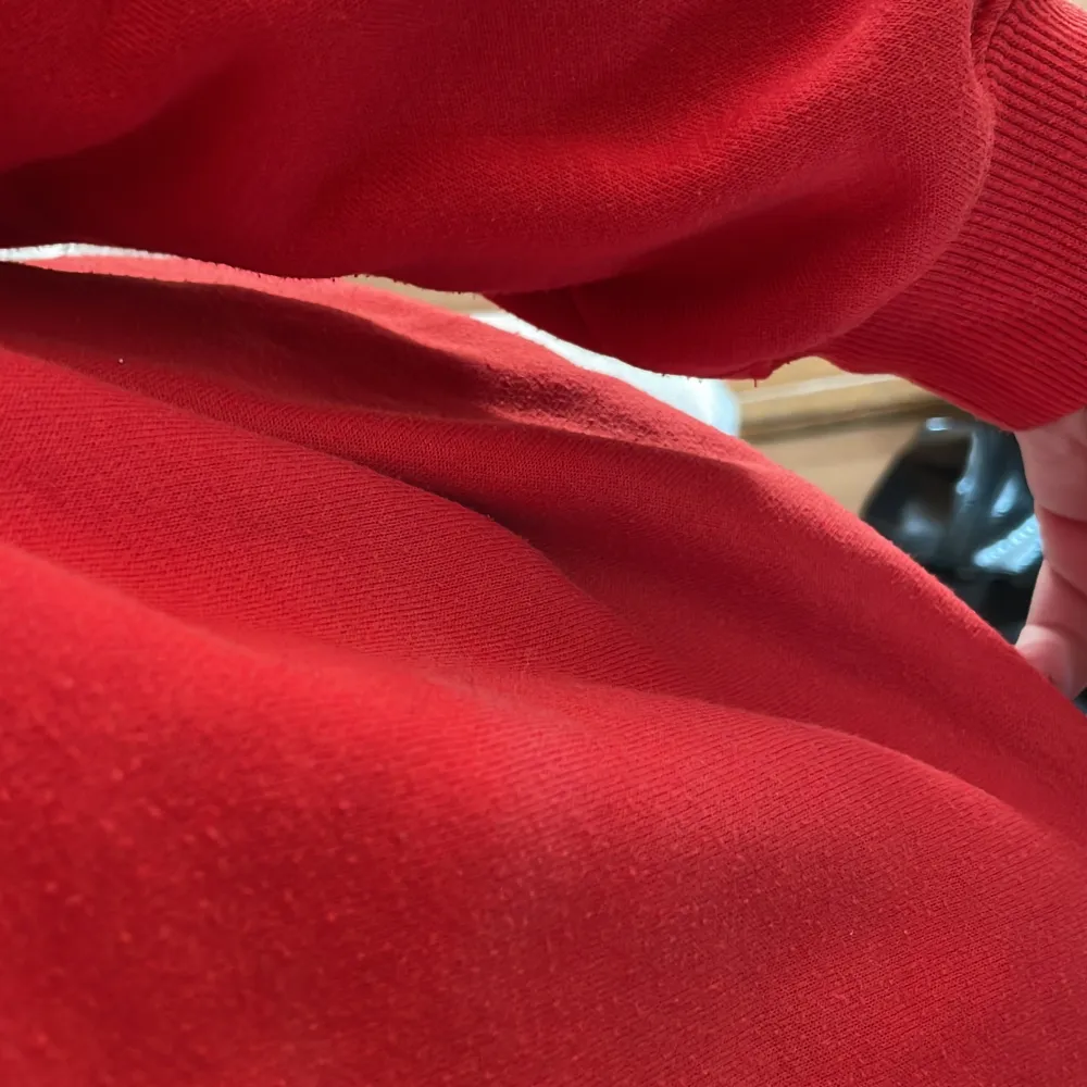 Röd tröja i mycket fint skick, passar xs-s. Hoodies.