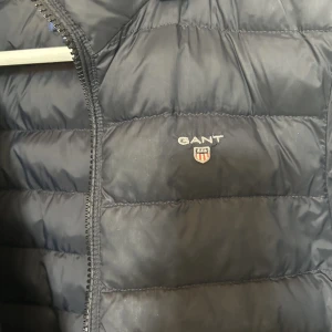 GANT jacka - säljer denna fina gant vår/höst jackan då jag har för många. Den är i super fint skick och är knappast använd. Står inte för frakt💞