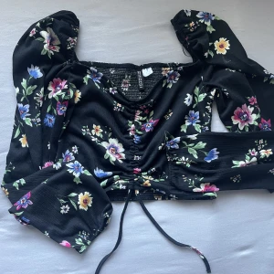 Blommig topp - Storlek S, helt oanvänd. Perfekt till sommaren. 