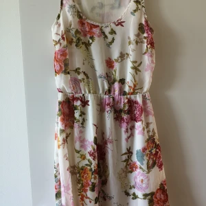 Only - Only klänning st 36. Lite längre bak. 